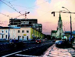 listy 11-12 37 Kontroverzná stavba 12-poschodovej administratívnej budovy. Vedľa vpravo Blumentálsky kostol výstavby. Najväčším hitom v poslednom období sa stáva legalizácia čiernych stavieb.
