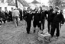 Každému obyvateli předaly krásné zápichy zajíčků a vajíček do květináčů.