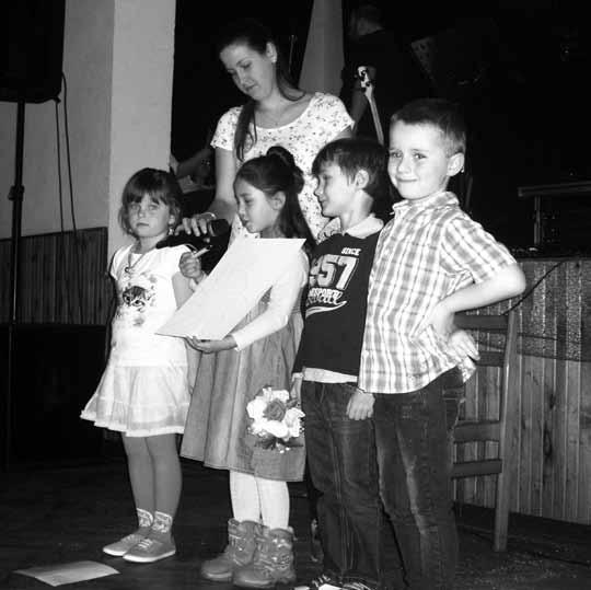 Po celotýdenních deštích se počasí umoudřilo a noční hlídání májky bylo příjemné. Na večerní posezení u ohně s opékáním buřtů za hlasu harmonik se sešlo na 70 dospělých a dětí.