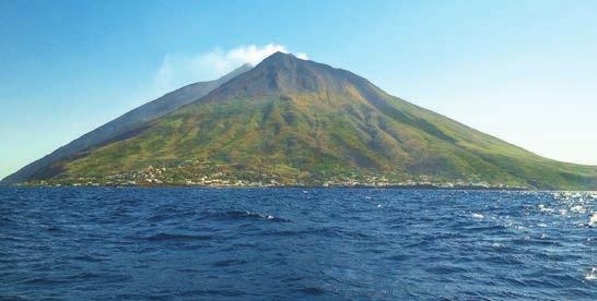 Na ostrove sa nachádza ešte stále činná sopka Etna, z ktorej lávy bolo znovu vybudované mesto Catánia.