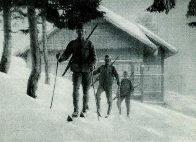 14 HISTÓRIA ŠTRBSKÉHO PLESA 2. DIEL Vojaci pri výcviku na lyžiach. pochôdzkach po tatranských lesoch.