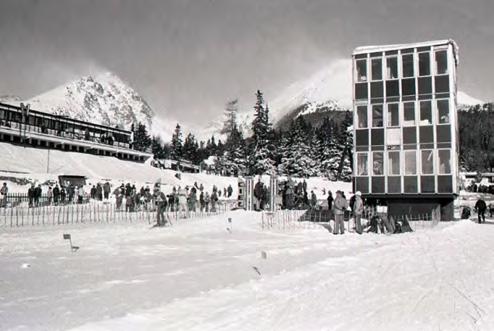 22 HISTÓRIA ŠTRBSKÉHO PLESA 2. DIEL Pre účastníkov SZU 1987 bola v Štrbe ukážka Kúdeľnej izby. FISU Ľudovít Komadel a predseda MsNV Vysoké Tatry Štefan Leskovjanský.