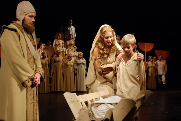 příběhy od vyhnání Adama a Evy z ráje až po proroctví Simeona o Spasitelivykupiteli lidstva. Církevní tematika je proložena světskými, lidovými prvky valašské vesnice.