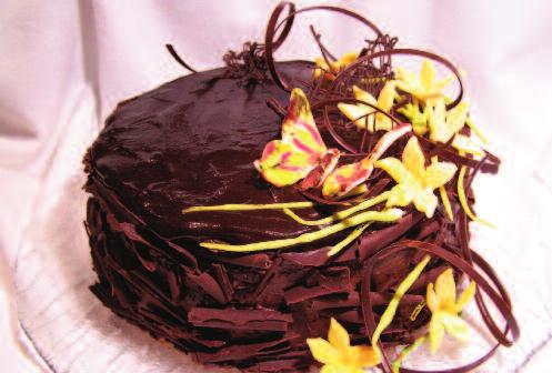 22 Cokoládová torta Smotana na šľahanie 33 % vyšľahaná 300 g Smotana na šľahanie tekutá 75 g Čokoláda horká 150 g Detské piškóty 200 g Čokoláda horká na dokončenie 200 g Stužený tuk 60 g Čokoládové