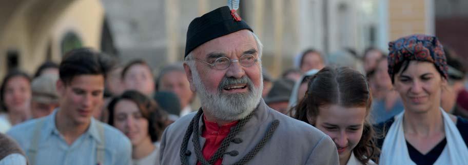 Příběh popisuje vaši rodinu, jací byli vaši rodiče? Táta byl veselý, silný kuřák, milovník anekdot. Maminka lítostivá a docela hezká.