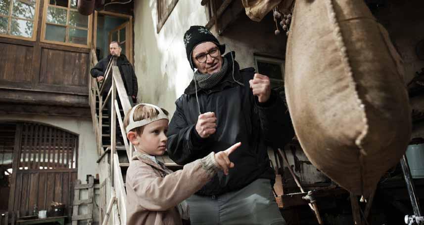 Jan Svěrák O čem je film Po strništi bos? Je to komorní vyprávění o jedné rodině očima malého osmiletého chlapečka.