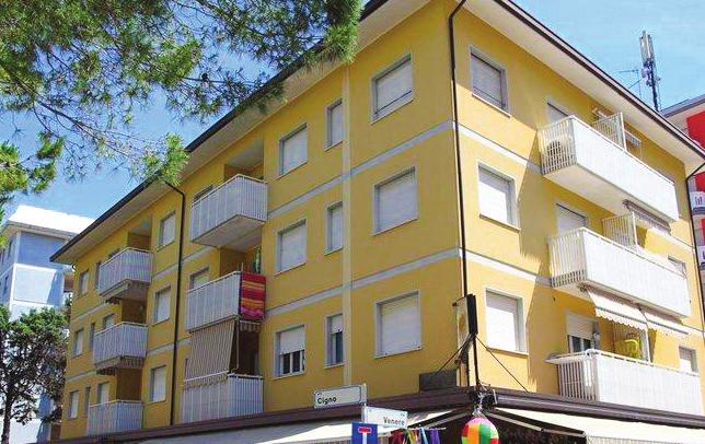 rezidence Ida 211 POLOHA: v části Spiaggia POPIS A PLÁŽ: písečná pláž cca 200 m pozvolný vstup do moře VYBAVENÍ: apartmány v třípatrové budově výtah parkování UBYTOVÁNÍ: kuchyňský kout mikrovlnná