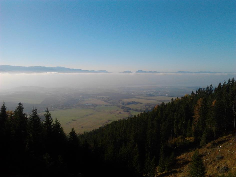 November ovember, mesiac ktorý sa skrýva za clonou hmly a dymu, opäť prišiel aj N k nám. Krajina sa pomaly oblieka do zimných šiat. Chodníky sú zahalené v kobercoch pozostatkov stromov.