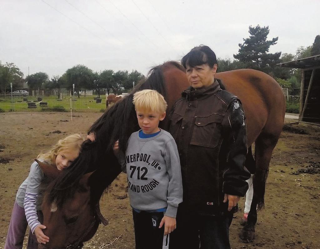 Na farmu do Prahy do týdne tu navíc čtyři koníci vozí děti s handicapem.