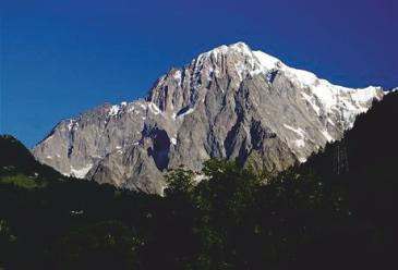 Možnost výjezdu lanovkou na Aiguille du Midi ( 3 842 m), odkud je MONT BLANC téměř na dosah. Přejezd na ubytování do švýcarského Saas Grund. 3. den: Přejezd horským vláčkem z Täsche do ZERMATTU, na úpatí nejfotografovanější evropské hory, majestátného Matterhornu.