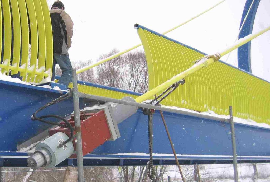 - po odstránení podperných veží krajných závesov č.6, ktoré uvolnili montážny koridor, boli inštalované závesy č.4 a 5; - prvé predpínanie závesov č.