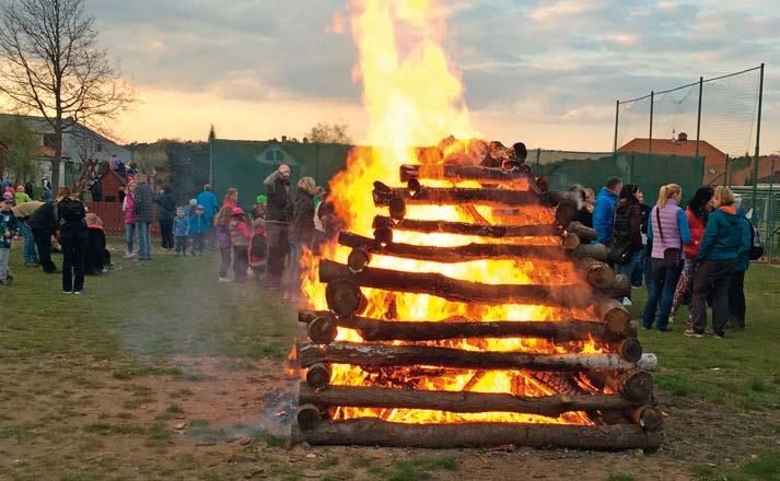 Foto: Romana Kolmanová Tradiční pálení čarodějnic Poslední dubnový den patřil tradičnímu pálení čarodějnic.