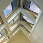 3 Lemování Montáž u hřebene střechy Lemování Montáž u hřebene střechy 3 V případě montáže oken u hřebene střechy je nejjednodušším řešením použít po obou stranách střechy standardní jednoduché