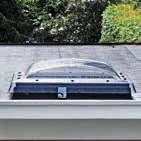 Další výrobky 10 Světlíky Světlíky Další výrobky 10 Světlíky VELUX jsou určeny pro montáž do ploché střechy (sklon 0 až 15 ) kryté střešní lepenkou/membránou nebo preformovaným plechem.