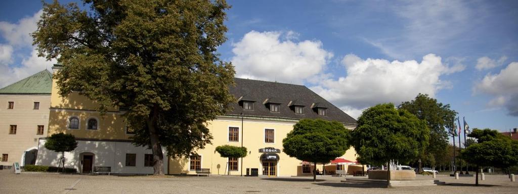 HOTEL ZÁMEK VELKÁ BYSTŘICE Původní tvrz ze 14. století, přebudovaná na renesanční zámek, ke které později přibyly i barokní prvky. Až do konce Druhé světové války byl zámek součástí pivovaru.