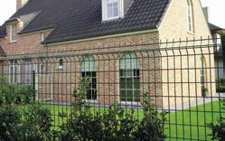 Panelové systémy Bekafor Classic je systém oplotenia z pevných panelov, ktorý poskytuje klasickú ochranu domov a záhrad.