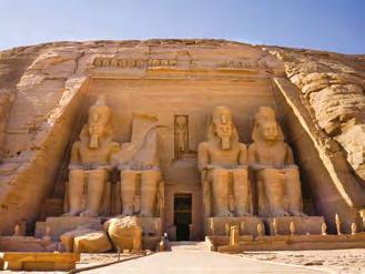 Dále pak Memnonovy kolosy, obrovské sochy, které se tyčí nad okolím, jako by střežily spánek zesnulých na thébském pohřebišti.