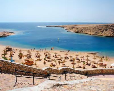 6 Amwaj Blue Beach Resort & SPA ****+ poloha: hotelový komplex se nachází v oblasti Abu Soma cca 45 km od letiště a cca 50 km od centra Hurghady (hotelový shuttle bus za poplatek) pláž: písečná pláž