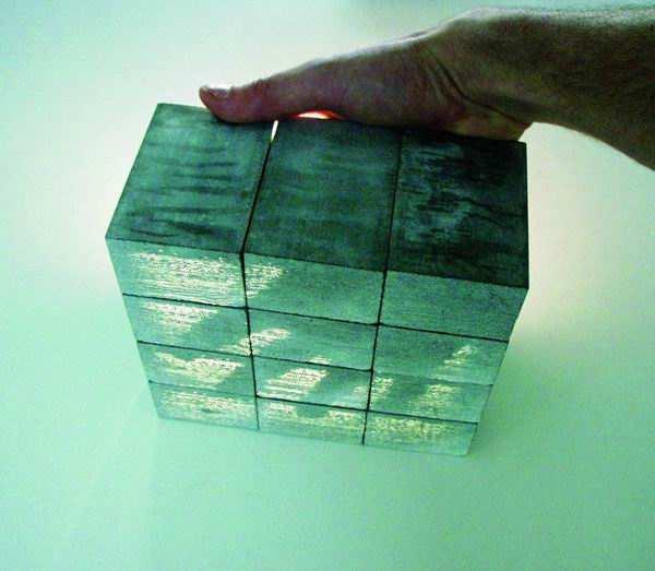 mezi dvěma povrchy každého bloku z průsvitného betonu vedou tisíce paralelně uspořádaných optických skleněných vláken a vytvářejí matrici obsah vláken -