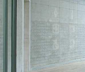 3. REFLEXNÍ BETON BLING CRETE materiál z betonu a skleněných kuliček, který odráží světlo se od určité plochy do směru, z kterého právě přicházíte - reflexe výtvarnice Heike Klussmann a architekt