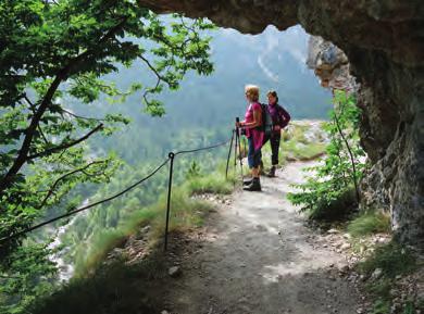 Christiny (1500) 5. den: Zillertalské Alpy, Valser Jochtal. Lanovkou na Jochtal (11, 2009), mírně stoupající Hohenweg na Peachenjoch (2200), pozvolný sestup do Fanealmu (1740).