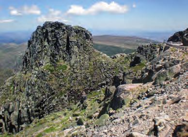 den: Pohoří Serra da Estrela, panoramatická jízda busem do výšky 1997 m s vyhlídkami, túra u nejvyššího vrcholu Torre, osvěžující koupání v horském jezeru.