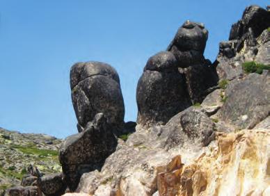 den: Přesun na jih do Algarve, cestou přestávka v historickém městě Évora, muzeu portugalské architektury, procházka s prohlídkou památek, volno. Ubytování v apartmánech poblíž Praia da Rocha 10.