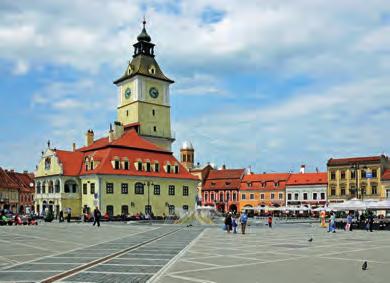 den: Nádhernou horskou silnicí na Pasul Carbunele (2172), odtud lehčí túra po travnatém hřebenu do překrásného kotle s několika horskými jezírky.