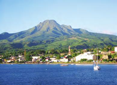 Lucie, Martinik, se táhnou v severojižním směru a jsou vlastně nejvyššími vrcholy jediného podmořského sopečného valu, jehož špičky čnějí nad hladinu moře a tvoří celou tu krásu: malebnou a exotickou