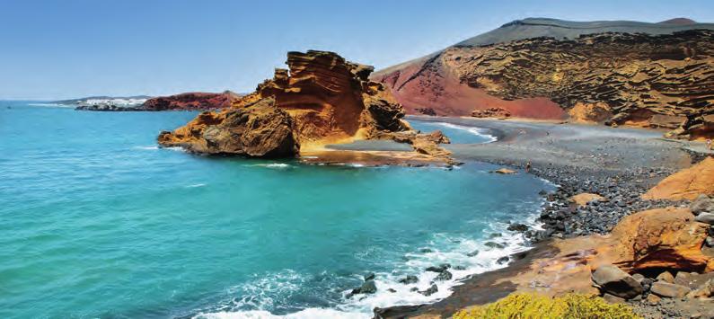 pláž u laguny El Golfo útesy pohoří Famara Jardin de Cactus Kanáry potfietí: LANZAROTE - kde lidská činnost do přírody zapadá - Barevná měsíční krajina protkaná ztuhlými proudy černé lávy příjemně