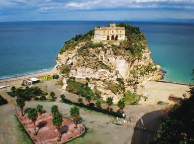Tropea vyhlídka Capo Vaticano klášter Santa Maria dell Armi pláž Playa Maratea KALÁBRIE divoká krása pohoří Polino, průzračné moře Malebné pobřeží, krásné pláže, čísté moře i divoké hory, to vše
