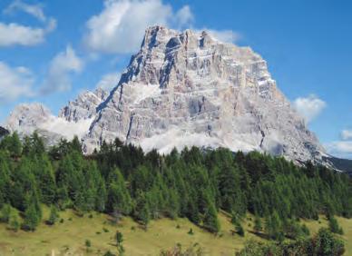 Kolem masívu Kreuzkofel, do údolí Wengentall, přes sedlo pod Monte Pares sestup do osady Wengen, bus přejede sestup do Passo Campolongo Popis zájezdu: 4.