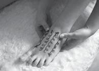 Autorka: MUDr. Barbora Macková, fotografie: Ing. Jiřina Ščiglová CHODIDLO Vsedě začínáme masáž plosky nohy úvodním třením obtahováním.