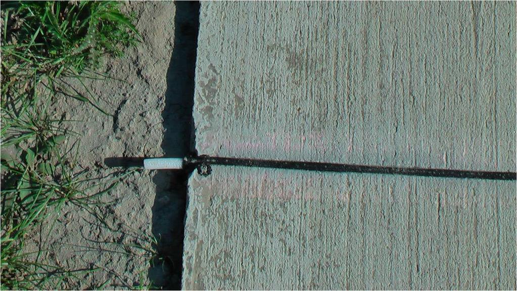 Obrázek 09: Těsnění spáry pomocí pryžového profilu DŮLEŽITÉ! Prostorové spáry se nevytvářejí, pokud je mezi CB krytem a příslušným objektem asfaltový kryt o min. délce 15 m.