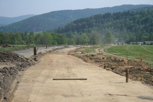 Obrázek 19: Výškové a polohové vytýčení Do přípravných prací dále patří bourací práce, očistění terénu, odstranění porostů a skrývka humusu, ornice s obsahem organických látek větším než 5%