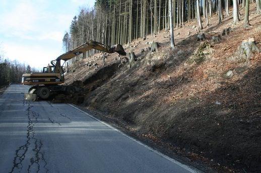 - Plošné: jejich délka a šířka jsou větší než rozměr stroje a výška rozrušované vrstvy je max. 1 m. Obvykle se jedná skrývku ornice, či terénní úpravy.