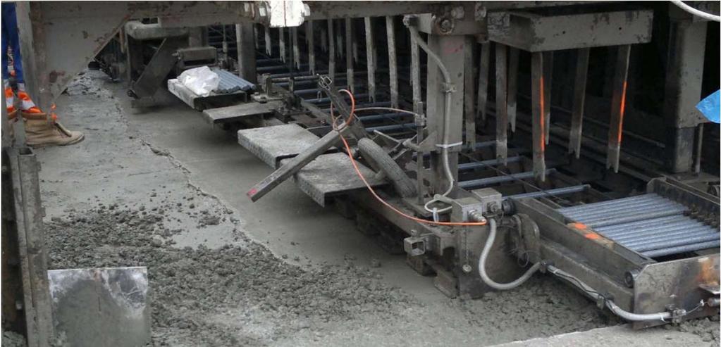 2.2.5 Osazování kluzných trnů pomocí finišerů V ČR se v současnosti vyskytují finišery pro pokládku CB krytů s automatickým osazováním kluzných trnů do spár od 4 světových výrobců.
