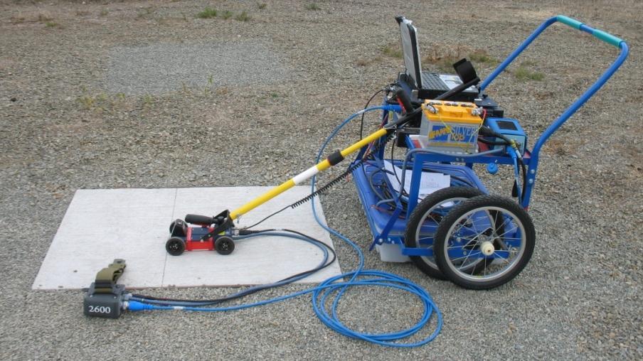 4.4.2 Laboratorní měření CB desky tloušťky 240 mm Stanovení rychlosti šíření a dielektrické konstanty bylo provedeno také na laboratorní CB desce se zabudovanými kluznými trny (kap. 4.3.2).