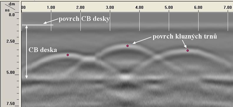 4.6.2 Laboratorní měření polohy kluzných trnů zabudovaných ve zkušební CB desce Pro tento experiment byla pouţita vyrobená CB deska tloušťky 240 mm, do které byly uloţeny tři kluzné trny (kapitola 4.
