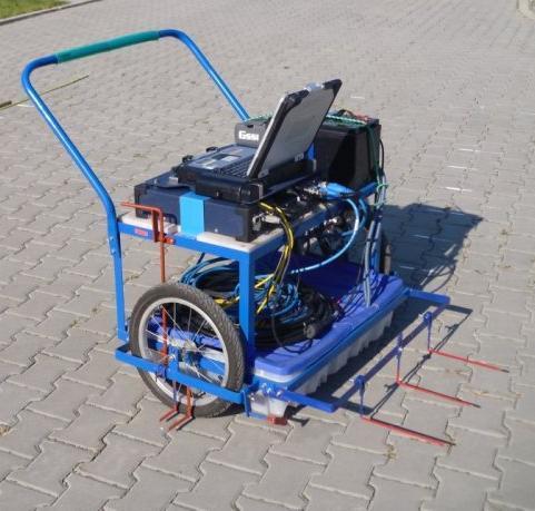 4.7 Návrh a konstrukce mobilního zařízení pro měření in situ Předpokládejme, ţe georadar bude nasazen při kontrole polohy kluzných trnů (KT) a kotev (K) na vozovkách s cementobetonovým krytem.