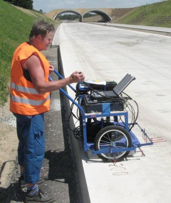 jsou započítávány do trojrozměrné lineární regrese se známou polohou naměřených bodů od měřené spáry. Obr.