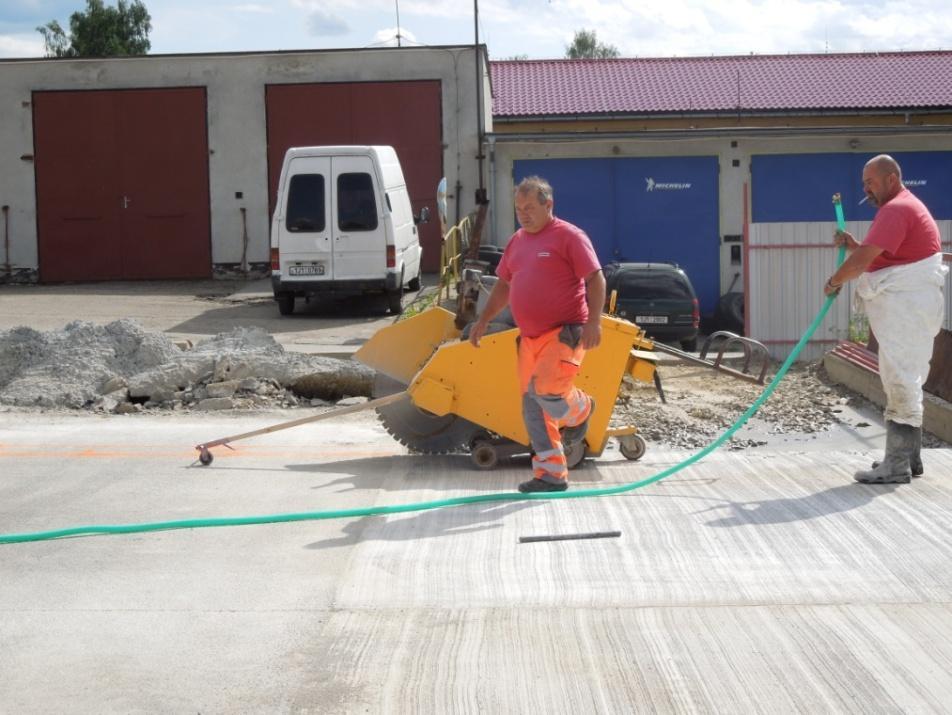 Směrové vidlice měřicího vozíku byly nastaveny na hodnotu 50 mm (kap. 4.7). Na místě byla provedena kalibrace vzdálenosti měřicího kola a kalibrace rychlosti šíření EM signálu metodou CMP (obr. 65).