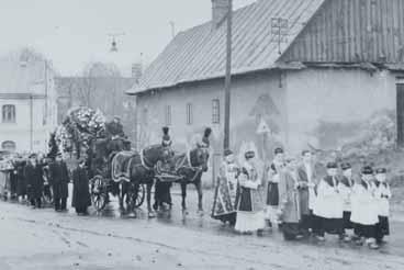 HISTORIE Zábřežská zahrada věčnosti POHŘEBNÍ PRŮVOD v Zábřehu, 1959. Nejstarší zábřežský hřbitov se rozkládal kolem dřevěného kostela sv.