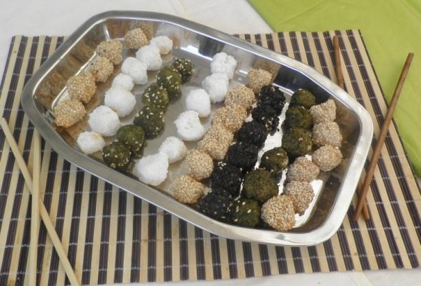 14. Onigiri Rýže na sushi 3 hrnky Sušené meruňky Černý a přírodní sezam Mořské řasy nori Rýži uvaříme a rozdělíme na stejné porce.