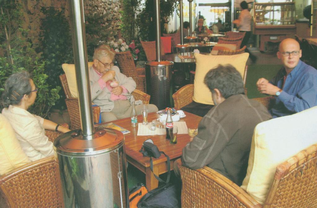 Posezení v letní restauraci se účastnil