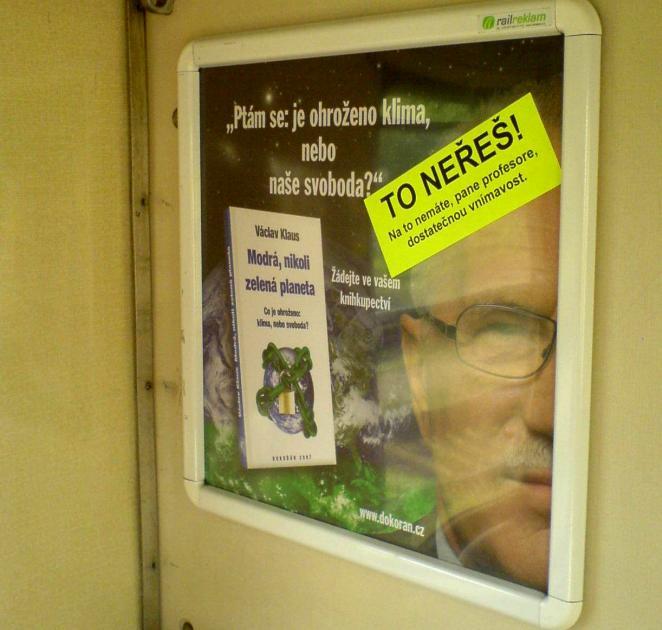 Nervózní ruce kuřáků více vzrušovaly texty, které strhávaly, přeškrtávaly nebo popisovaly naivními komentáři.
