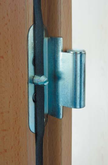 Jednokřídlové dřevěné otočné bezpečnostní dveře určené pro osazení do předepsané bezpečnostní ocelové zárubně (dělené i standartní).