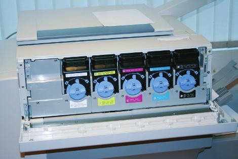 Produkty Svět tisku 03/2009 32 80 g/m². Celková maximální kapacita zásobníků je tak 5 800 listů.