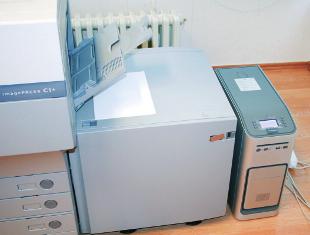 Pozic pro zásobníky toneru je však nyní pět, kde do páté pozice se zakládá zásobník s novým čirým tonerem Canon garantuje výše uvedený rozsah materiálů.