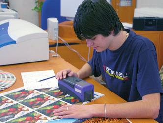 Svět tisku 03/2009 79 Profil školy vzdělávacích programech musí být popsány všechny aspekty vzdělávacího procesu, mj. i spolupráce se sociálními partnery.